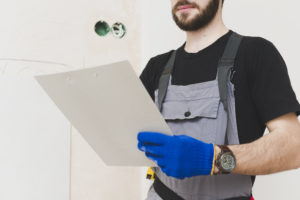 crop-mounter-holding-paper-tablet